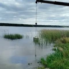 Установка якорного груза краном у воды