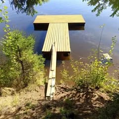 Деревянный пирс с площадкой на воде
