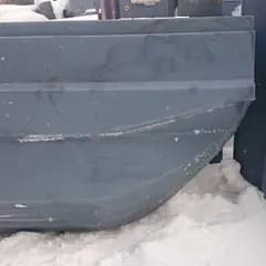Черный плавучий модуль на снегу