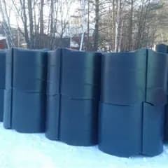 Черные модули плавучести на площадке