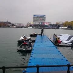 Синий модульный причал на городском водоеме