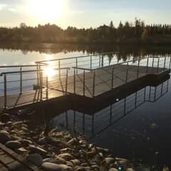 Плавучий причал с ограждением на закате