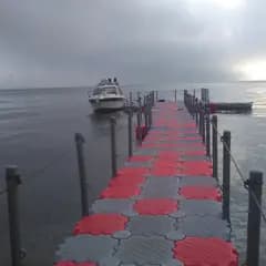 Плавучий причал из красных и серых модулей