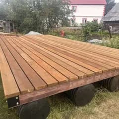 Плавучая платформа с деревянным настилом и поплавками ПНД